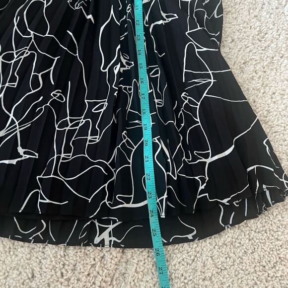 NWT Tahari High Neck Halter Black and White Printed Pleated Blouse Small - Picture 6 of 7